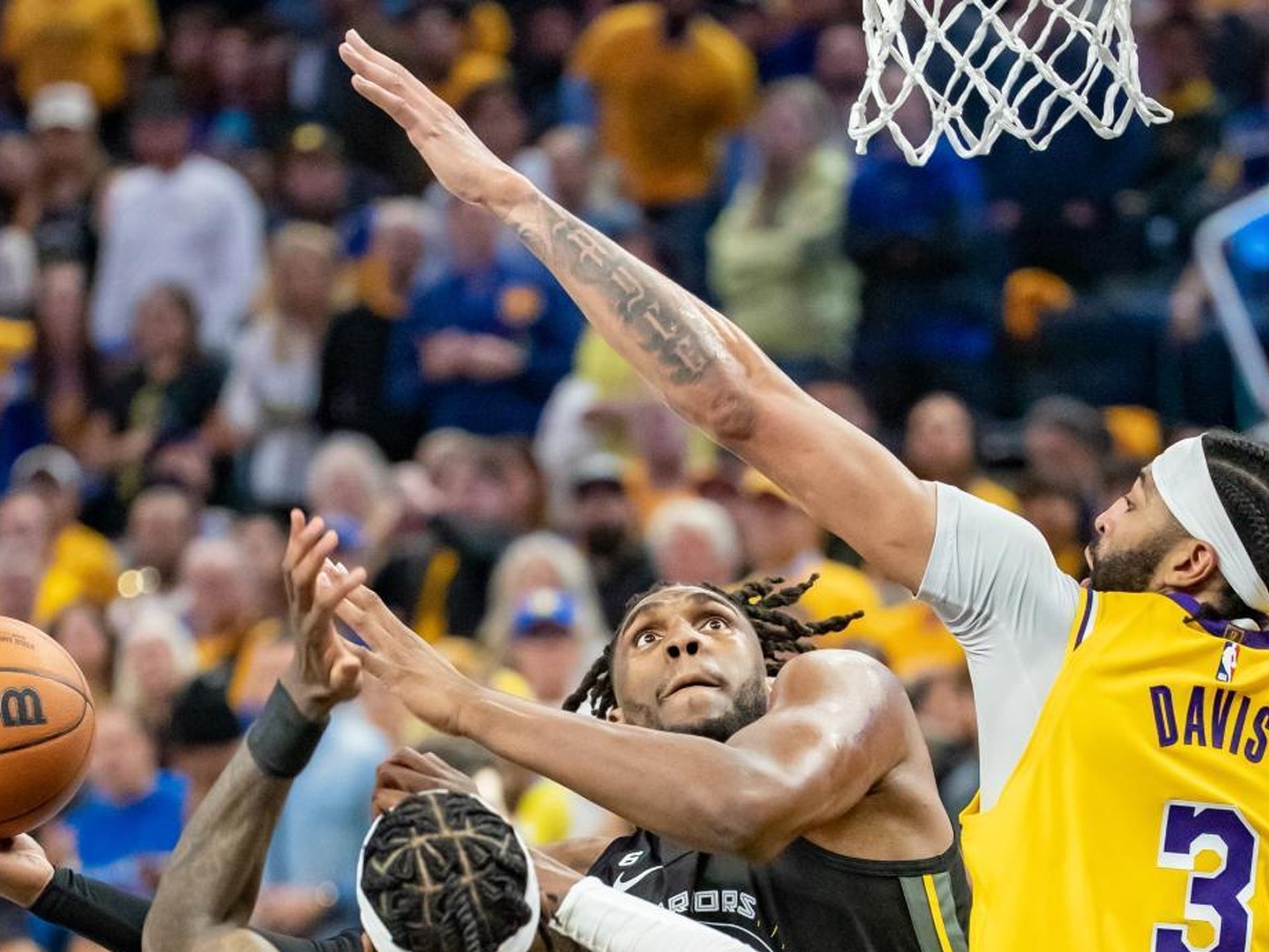 爱游戏官网网页版入口-洛杉矶湖人关键时刻强势反弹塞尔维亚队球迷欢呼，媒体一致点评：犹他爵士赛前遗憾出局