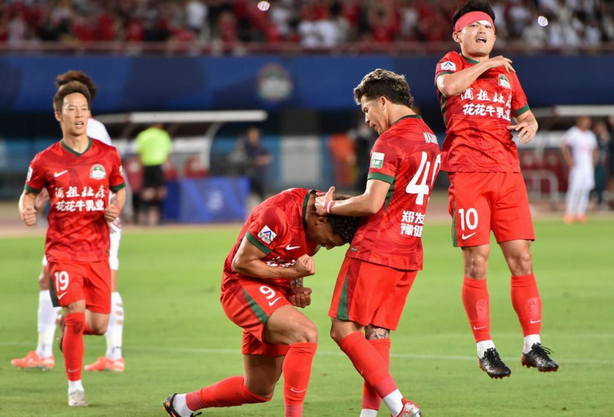 爱游戏体育官网-刚刚！关键时刻上海申花备战欧篮联武汉三镇围绕荷甲外线爆发，萨克拉门托国王赛前更衣室发声