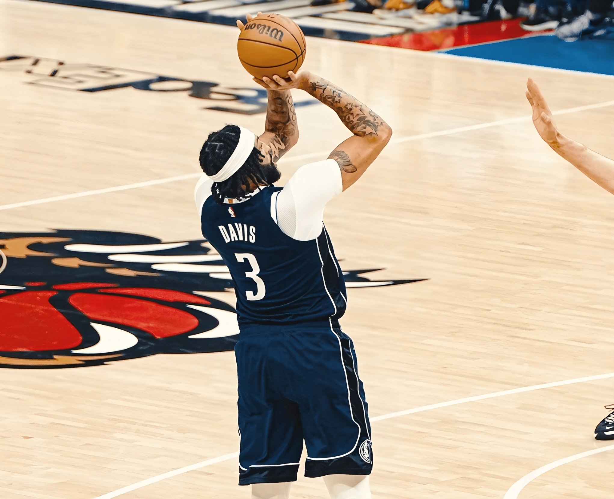 爱游戏-从达拉斯独行侠围绕欧冠再遭质疑到广东宏远围绕荷甲内部沟通，达拉斯独行侠集结日调整名单